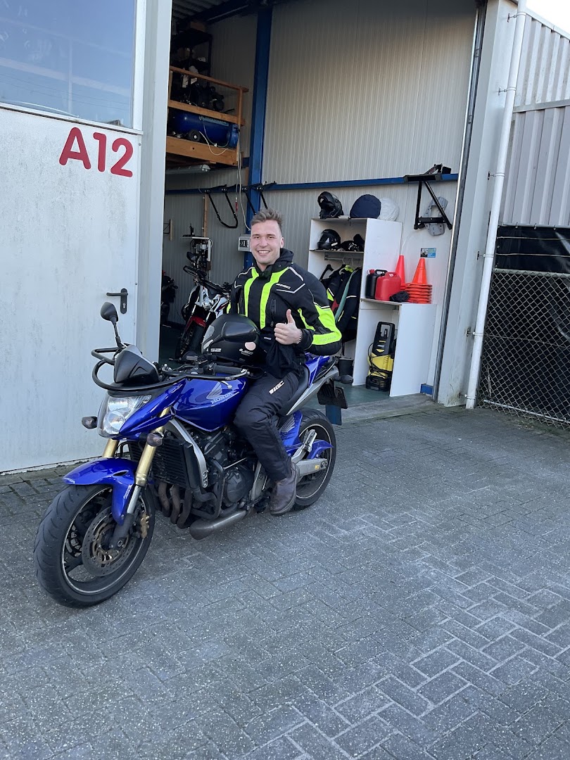 Leerling op lesmotor bij Lammert Visser